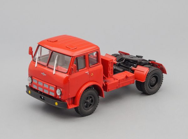 MAZ-504A đầu kéo đỏ