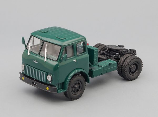 MAZ-504B đầu kéo xanh lá sẫm